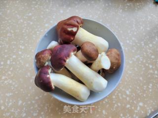 清炒赤松茸的做法步骤：1