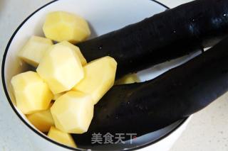 土豆炖茄子的做法步骤：1