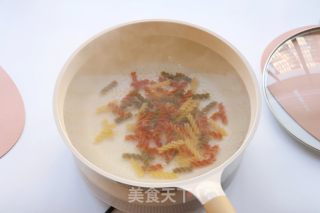 番茄三色意面（小老虎版）的做法步骤：1