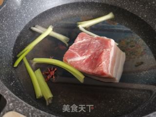 五花肉炖酸菜的做法步骤：2