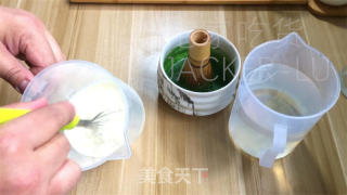 抹茶三色布丁，将抹茶香、红丝绒香草香和浓郁奶油风味，淋漓尽致地呈现在一杯之中。的做法步骤：4