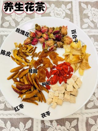 养生花茶：玫瑰百合茯苓茶的做法步骤：1