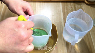 抹茶三色布丁，将抹茶香、红丝绒香草香和浓郁奶油风味，淋漓尽致地呈现在一杯之中。的做法步骤：7