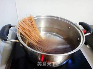 肉末豇豆红米线的做法步骤：1