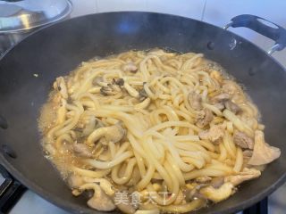 鲜菇鸡肉焖乌冬面的做法步骤：7