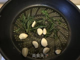 迷迭香杂蔬烤法式羊排的做法步骤：7