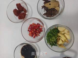 贵州辣子鸡的做法步骤：1