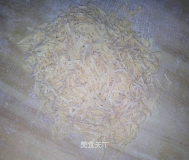 鸡蛋手擀面条的做法