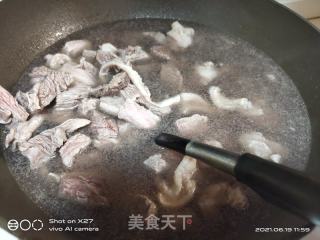 咖喱牛肉炖土豆盖烧饭的做法步骤：3