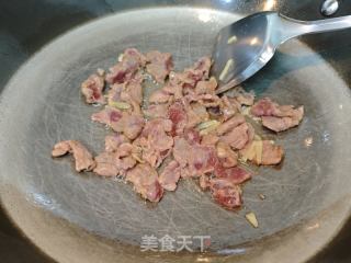 牛肉炒芽菜的做法步骤：5