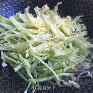 肘花火腿炒意面的做法步骤：7