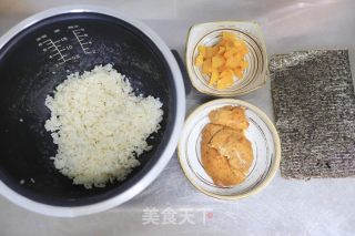 鸡肉萝卜紫菜包饭的做法步骤：1