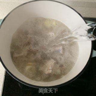 玉米排骨汤的做法步骤：4