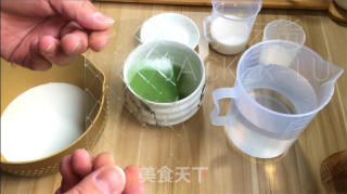 抹茶三色布丁，将抹茶香、红丝绒香草香和浓郁奶油风味，淋漓尽致地呈现在一杯之中。的做法步骤：1