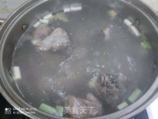 酸菜粉条炖排骨的做法步骤：2