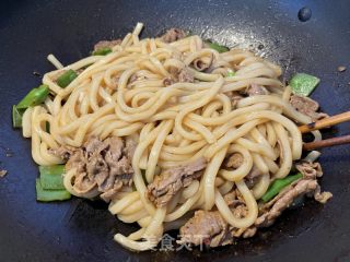 黑椒牛肉炒乌冬的做法步骤：7