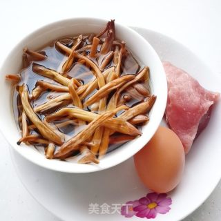 黄花菜肉片汤的做法步骤：1