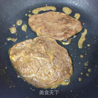 煎牛排的做法步骤：3