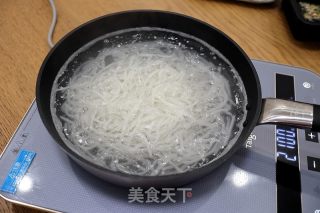 水煮肉片鸡汤米线的做法步骤：7