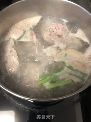 韩国料理之土豆猪骨汤的做法步骤：2