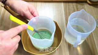 抹茶三色布丁，将抹茶香、红丝绒香草香和浓郁奶油风味，淋漓尽致地呈现在一杯之中。的做法步骤：6