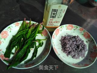 春日应季美食  菠菜饭团  的做法步骤：1