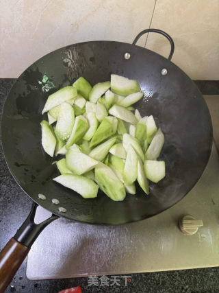 鸡蛋虾仁炒丝瓜的做法步骤：5