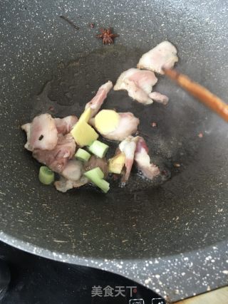 五花肉炖油豆的做法步骤：6