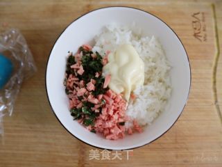 海苔火腿饭团（剩米饭花样吃法）的做法步骤：3