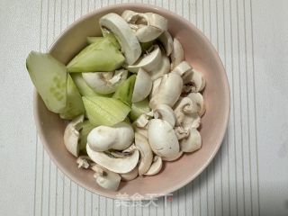 蘑菇滑鸡黄瓜蛋料理的做法步骤：2