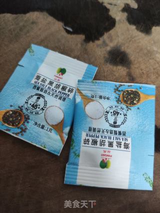 黑椒海盐煎大葱的做法步骤：2