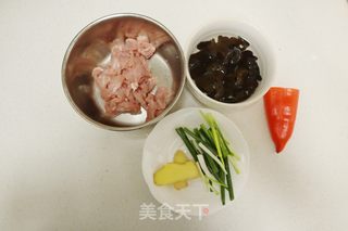 鱼香小滑肉的做法步骤：1