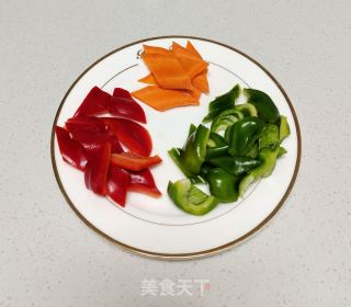 鸡肉丸炒青红椒的做法步骤：1